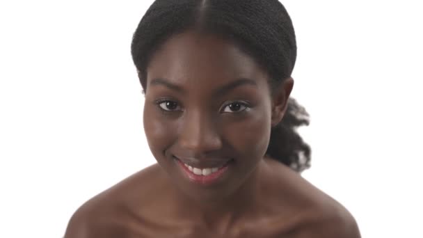 Detail Portrét Mladé Černošky Dívá Přímo Kameru Usmívá Bílém Pozadí — Stock video