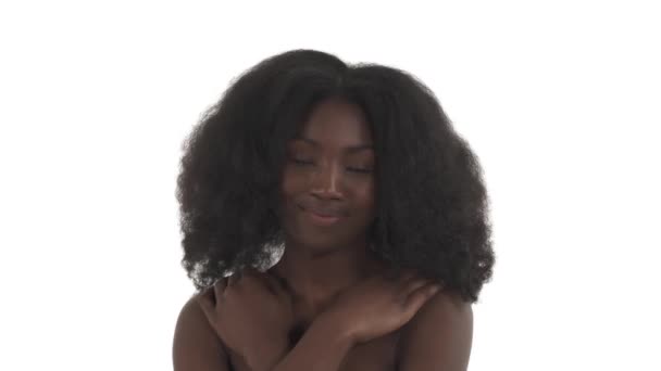 Portrait Jeune Femme Noire Souriant Sur Fond Blanc — Video