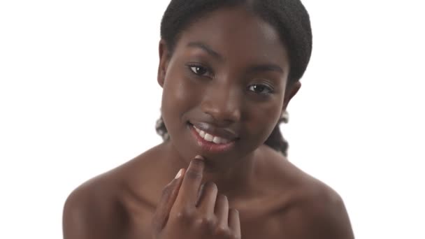 Gros Plan Portrait Jeune Femme Africaine Regardant Droit Devant Caméra — Video