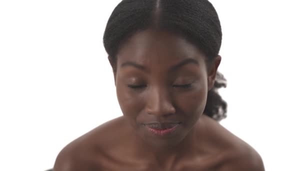 Close Portret Młodej Afrykańskiej Kobiety Patrząc Prosto Aparat Smutnym Nastroju — Wideo stockowe