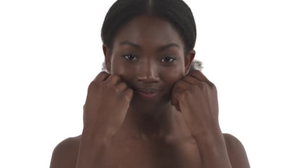 Portret Młodej Afrykańskiej Kobiety Białym Tle Delikatnie Dotykającej Twarzy Górę — Wideo stockowe