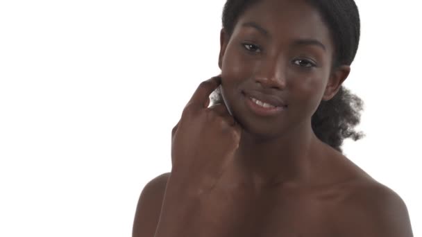 Portrait Jeune Femme Africaine Caressant Doucement Joue Sur Fond Blanc — Video