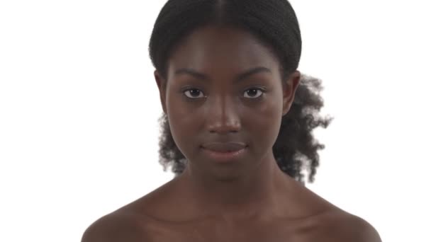 Zbliżenie Portret Młodej Czarnej Kobiety Powoli Podnosząc Głowę Kamery Patrząc — Wideo stockowe