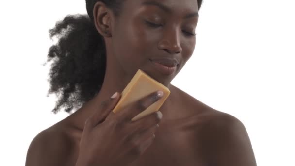 Retrato Una Joven Negra Acariciando Hombro Escote Con Esponja Baño — Vídeos de Stock