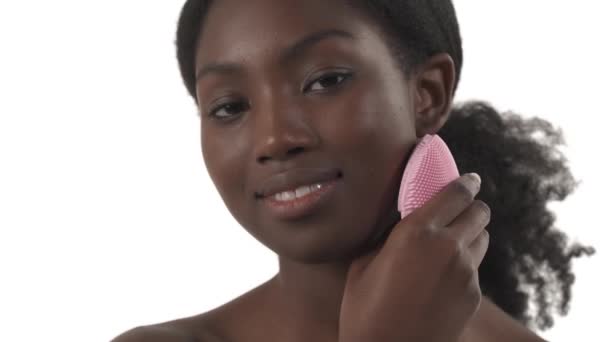 Close Retrato Jovem Mulher Negra Acariciando Seu Rosto Com Luva — Vídeo de Stock
