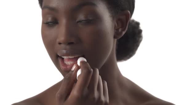 Close Retrato Jovem Mulher Negra Aplicando Batom Seus Lábios Fundo — Vídeo de Stock