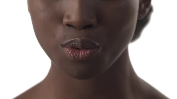 Obraz Ust Młodej Afrykanki Imitującej Pocałunek Białym Tle — Wideo stockowe