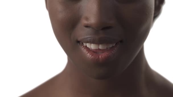 Портрет Молодой Черной Женщины Показывающей Радостный Сюрприз Закрывая Рот Рукой — стоковое видео