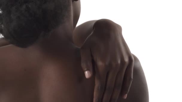 从黑人年轻女子肩上涂上白底霜的背影 — 图库视频影像