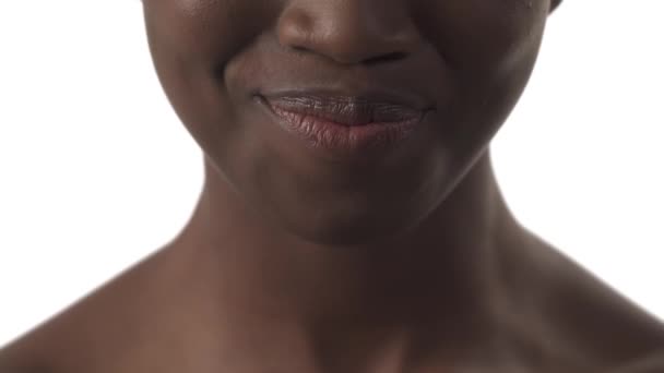 Портрет Молодої Африканки Нижній Частині Обличчя Стирчить Язика Посміхається Широко — стокове відео