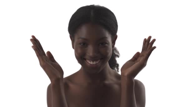 Retrato Una Joven Negra Jugando Juego Del Peekaboo Cubriéndose Cara — Vídeo de stock