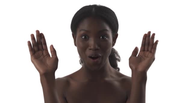 Портрет Молодой Черной Женщины Играющей Игру Прятки Скрывающей Свое Лицо — стоковое видео