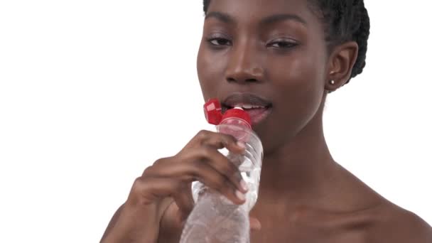 Πορτρέτο Της Νεαρής Αφροαμερικανής Διψασμένης Γυναίκας Πόσιμο Νερό Από Πλαστικό — Αρχείο Βίντεο