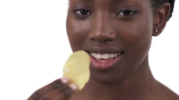 Zbliżenie Portret Młodej Czarnej Dziewczyny Jedzącej Ostre Przyjemnością Niezdrowe Odżywianie — Wideo stockowe