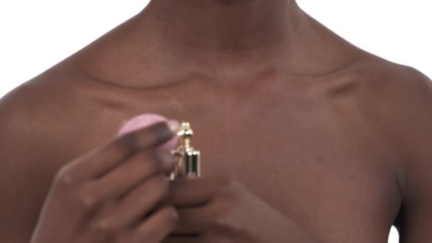 Primer Plano Chica Negra Sin Rostro Perfumándose Usando Polvo Brillante — Vídeos de Stock