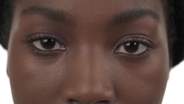 Detailní Záběr Otevřených Hnědých Očí Mladé Černošky Mmp4Ing Oči Nalevo — Stock video