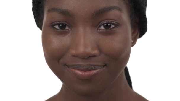 Zbliżenie Portret Młodej Afrykanki Patrzącej Kamerę Kiwającej Głową Uśmiechem Izolacja — Wideo stockowe