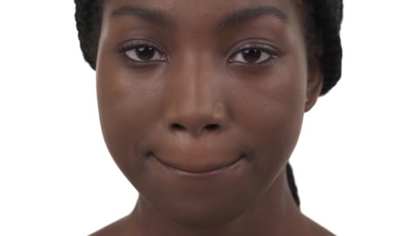 Närbild Porträtt Ung Afroamerikansk Flicka Med Fylliga Läppar Skicka Luft — Stockvideo