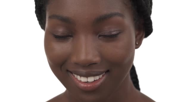 Retrato Close Jovem Africana Levantando Cabeça Câmera Lenta Sorrindo Olhando — Vídeo de Stock