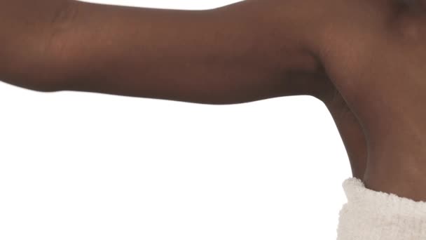 Mão Mulher Negra Aplicando Antitranspirante Roll Para Axila Cuidado Corporal — Vídeo de Stock