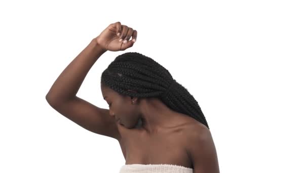 Retrato Una Joven Africana Oliendo Axilas Aisladas Sobre Fondo Blanco — Vídeo de stock
