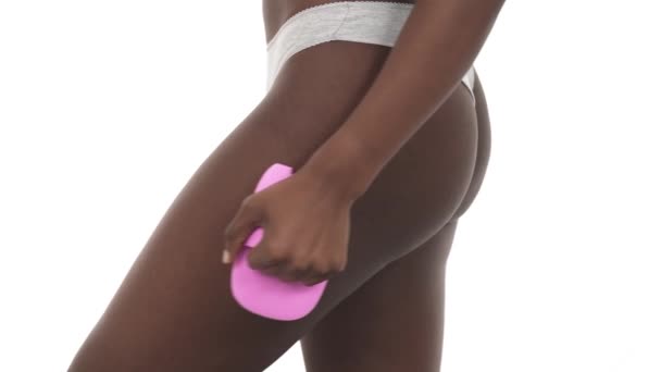 Vista Lateral Espólio Mulher Negra Massageando Esfregador Chuveiro Corpo Silicone — Vídeo de Stock