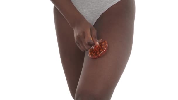 Нижняя Часть Тела Африканской Женщины Массирует Ногу Отшелушивающей Антицеллюлитной Щеткой — стоковое видео