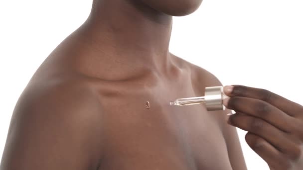 Närbild Den Svarta Flickans Bröst Kvinna Applicera Eterisk Olja Med — Stockvideo