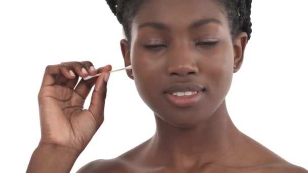 Крупным Планом Портрет Молодой Афроамериканской Девушки Чистящей Ухо Ватным Бутоном — стоковое видео