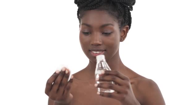 Portret Van Een Jong Afrikaans Amerikaans Meisje Dat Schoonmaakmiddel Aanbrengt — Stockvideo