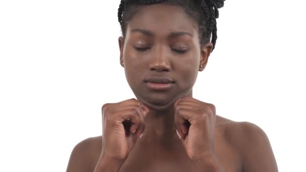Portrait Upset African Girl Pitching Extra Fat Her Chin Demonstrate — Stock Video