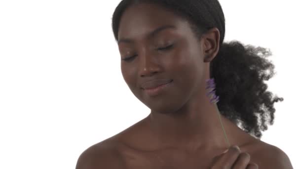 Retrato Cerca Una Joven Mujer Sonriente Negra Acariciando Cara Con — Vídeos de Stock