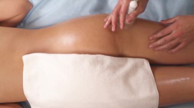 Genç bir kadın hastaya antiselülit vakum masajı yapan bir masörün hava görüntüsü. Sağlık ve güzellik konsepti