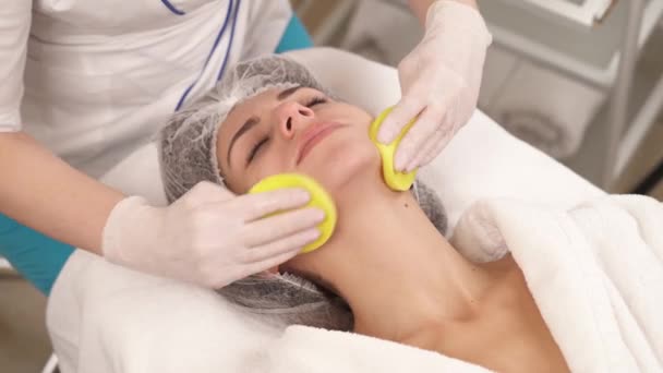 Close Cosmetologist Limpeza Pele Mulher Com Esponjas Molhadas Antes Procedimento — Vídeo de Stock