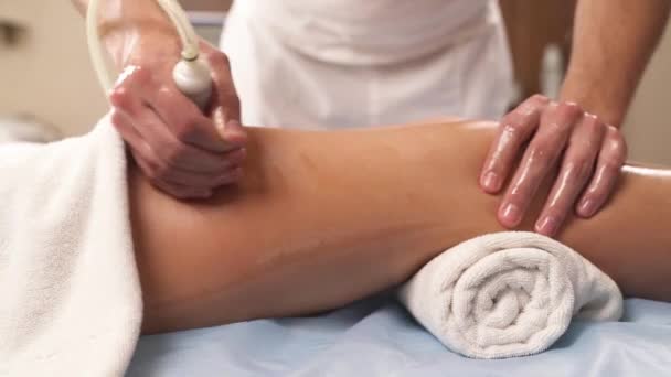 Primo Piano Del Paziente Femminile Che Riceve Massaggio Anticellulite Vuoto — Video Stock