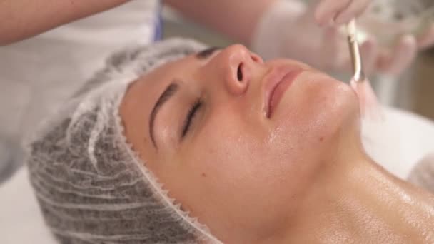 Młoda Kobieta Jest Leczona Lekami Kosmetycznymi Terapeuci Nakładają Krem Szyję — Wideo stockowe
