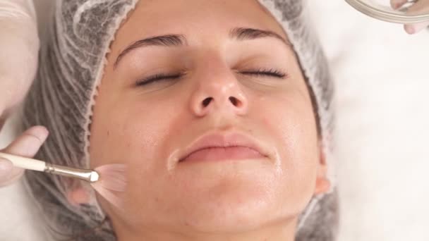 Léčba Kosmetické Medicíny Terapeut Ruce Nanášení Krém Klientskou Tvář — Stock video