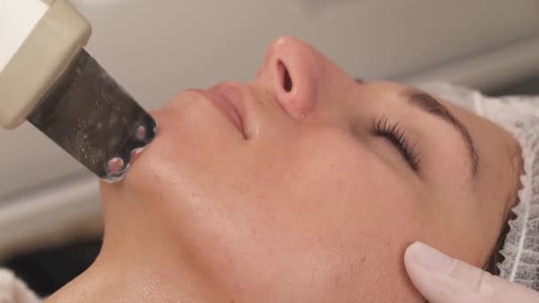 Boční Detailní Pohled Ženu Která Podstupuje Očistnou Terapii Profesionálním Ultrazvukovým — Stock video
