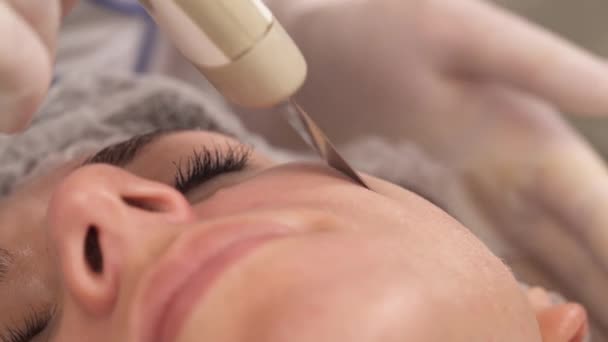 美容师在病人脸上用超声波洗涤器进行的特写 专业超声波设备 面部整容程序 — 图库视频影像