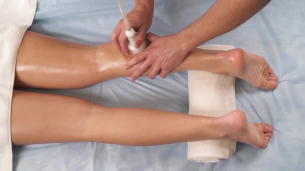 Riprese Aeree Aeree Massaggiatore Maschile Che Massaggi Anticellulite Con Lattina — Video Stock
