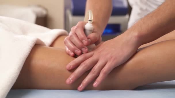 Gros Plan Patiente Recevant Massage Cellulite Sous Vide Des Hanches — Video