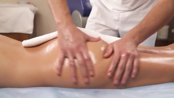 Vücudun Sorunlu Bölgelerine Selülit Masajı Profesyonel Kozmetik Uzmanı Kadın Müşteri — Stok video