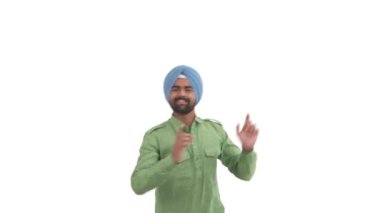 Gülen Hintli sakallı adam Bollywood tarzında dans ediyor. Halk dansı konsepti. Beyaz arkaplanda izole