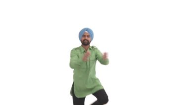Genç sakallı Hintli adam Bollywood tarzında geleneksel dans mp4 gösterisi yapıyor. Halk dansı konsepti. Beyaz arkaplanda izole