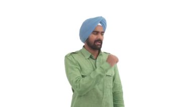 Genç Hintli adam yumruğunu ısırıyor. Kendini kontrol etmek için çabalıyor ve öfkeyle hiçbir şey söylemiyor. Vücut dili kavramı. Beyaz arkaplanda izole