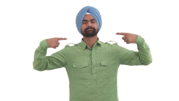 Egy Magabiztos Szakállas Indiai Férfi Portréja Aki Mutatóujjal Mutogat Boldogan — Stock videók
