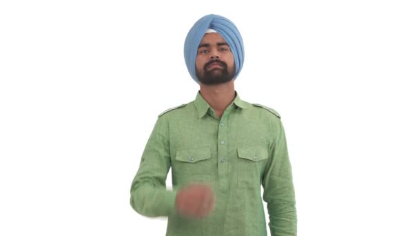 Barba Joven Hombre Indio Levantando Mano Derecha Mostrando Gesto Puño — Vídeos de Stock