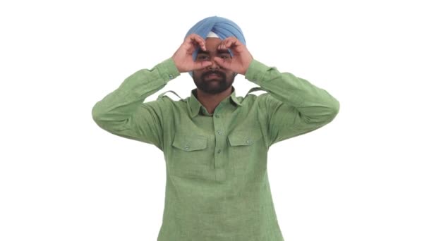 Junger Bärtiger Indischer Mann Der Sich Umschaut Wirft Imaginäre Ferngläser — Stockvideo