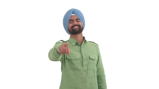 用食指指尖着相机笑的印度男人的画像 表达嘲讽的情感 那家伙在取笑某个人因白人背景而被隔离 — 图库视频影像