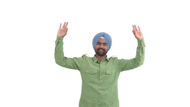 Довольный Индийский Бородач Поднимает Руки Делает Знак Поднимает Плечи Вверх — стоковое видео